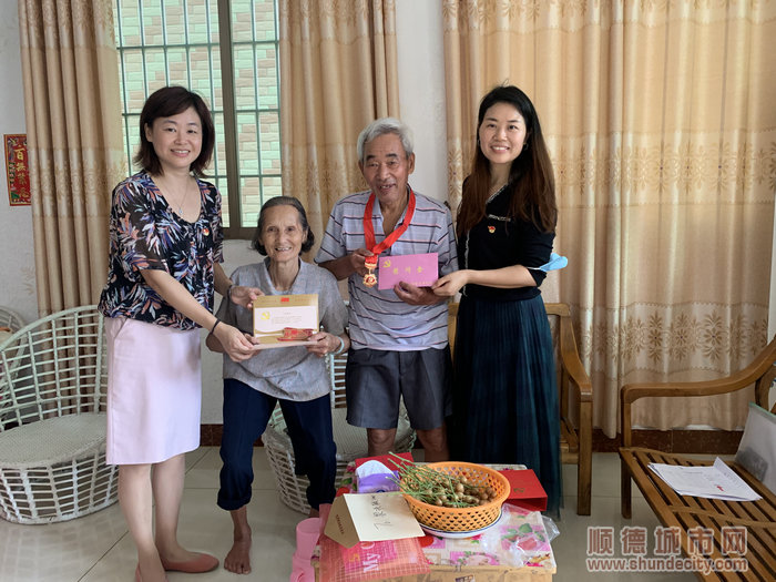梁洪聯還榮獲“光榮在黨50年”勛章.jpg