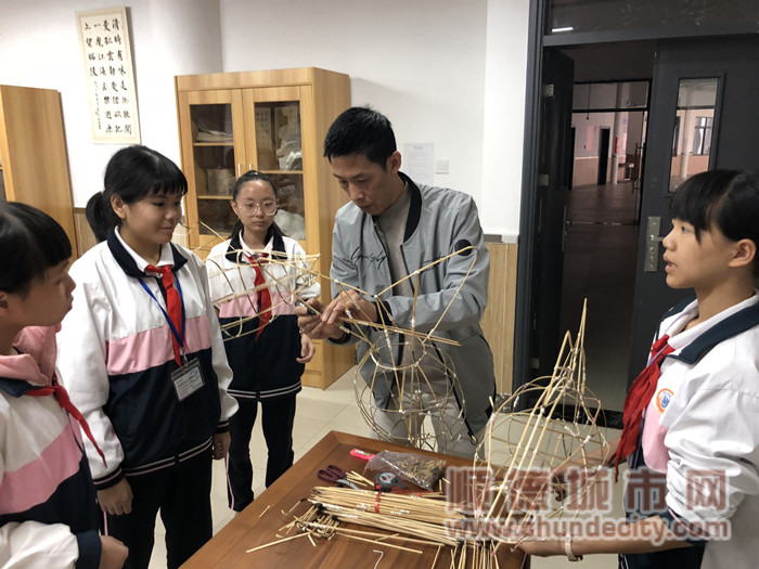代表性圖片3：每周二和周四的第8、9節潘智江師傅到成美初級中學授課場景_副本.jpg