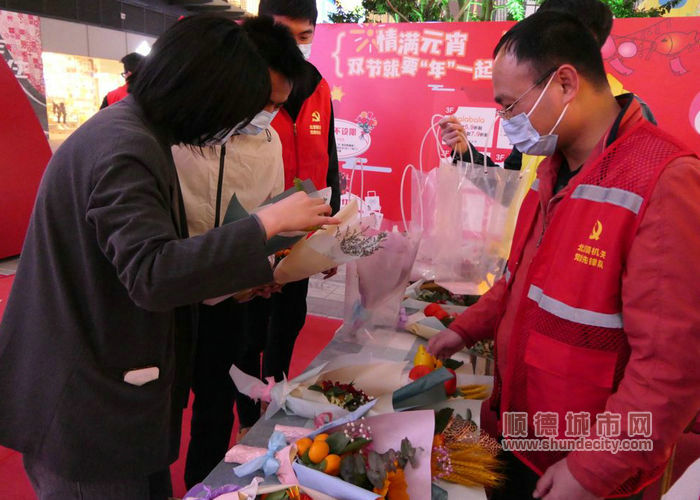 市民挑選愛心花束.jpg