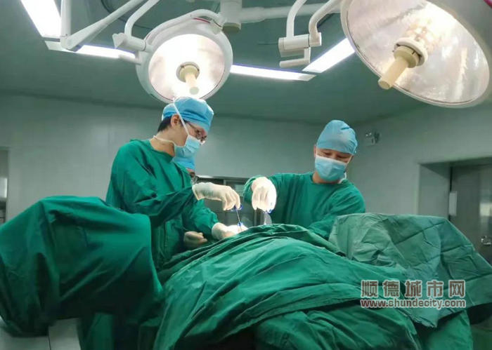 倫教醫院醫護人員為患者進行治療.jpg