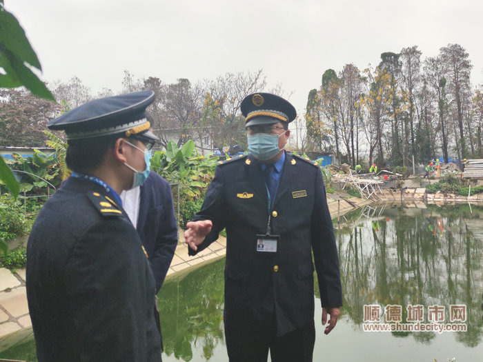 區(qū)城管執(zhí)法辦局長余厚堅指導(dǎo)執(zhí)法工作.jpg