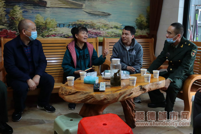 武裝部和李軍意家人聊天.jpg