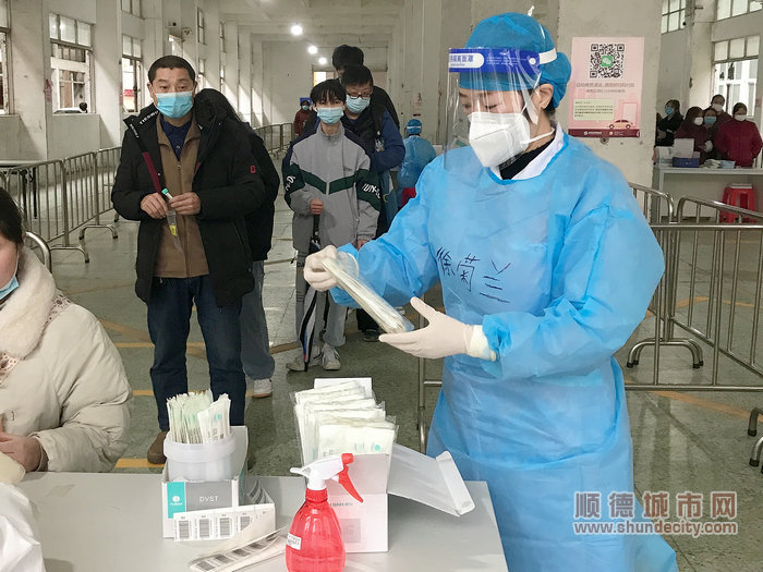 徐菊蘭護(hù)士長(zhǎng)做核酸采樣工作準(zhǔn)備_.jpg