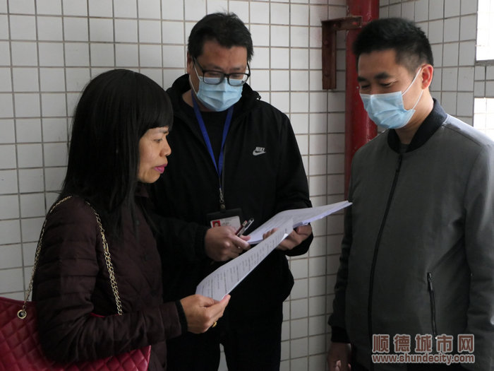 云路社區居委會工作人員為居民發放調查問卷。.jpg