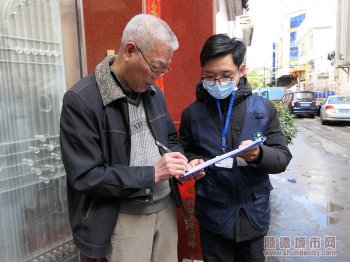 住在府又市場附近的張叔填些調查問卷。.jpg