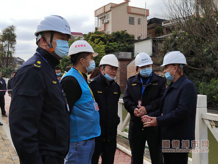“清岸行動”區鎮聯合執法組現場進行工作交流.jpg