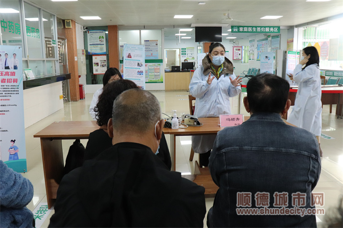 義診團隊在宣講.jpg