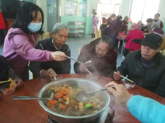 老人家們在品嘗盆菜。.jpg