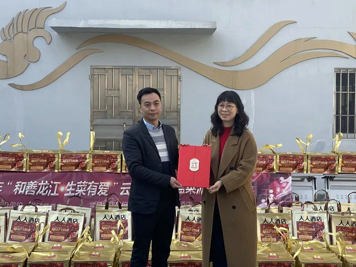 馮艷芳委員（左二）向廣東億龍電器科技有限公司（左一）回贈證書。.jpg