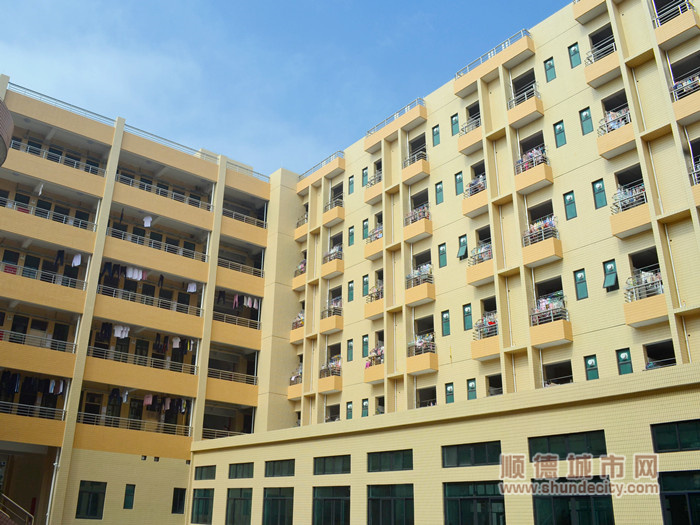 建安中學(xué)嶄新的宿舍樓。.jpg