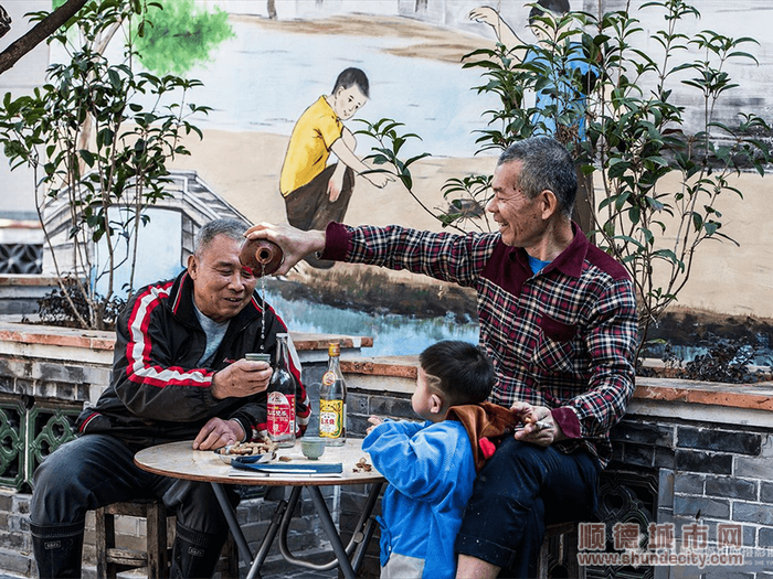 以酒會(huì)友，如今的順德人生活越來越愜意（圖源：順德城市網(wǎng)攝影俱樂部｜田園牧歌）.png