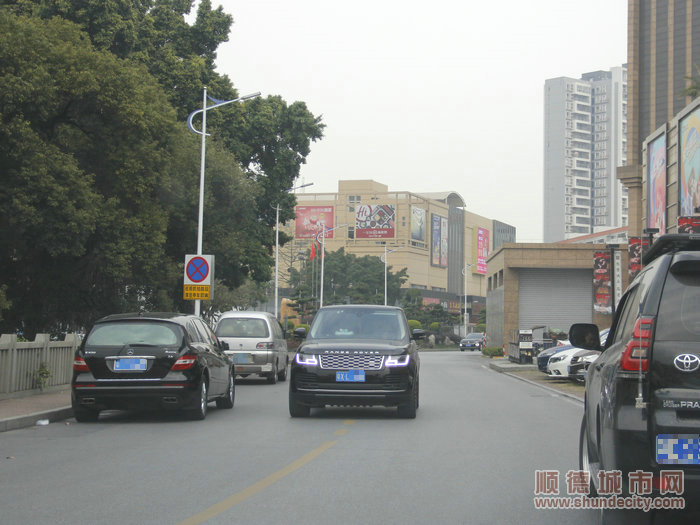 5商圈周邊來往車多，高峰期時會擁堵。.JPG
