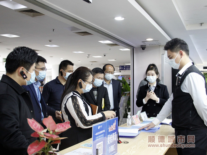 體驗人員來到“疑難事項”咨詢窗口模擬辦理體驗。.jpg