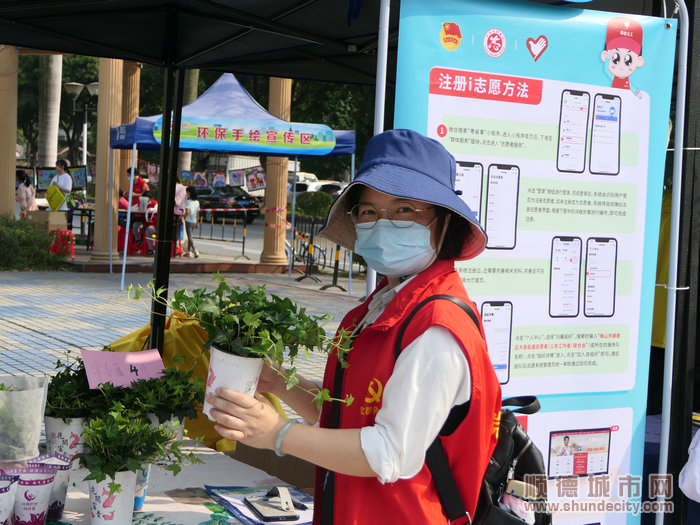 市民可以通過將家中廢棄紙皮、廢棄電池等拿到現場兌換綠植盆栽.jpg