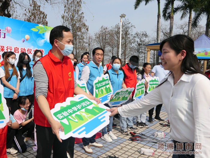 談荔華為志愿服務團體授牌。.jpg