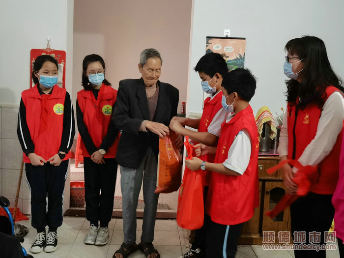 龍江里海學校師生慰問退伍軍人。_1.jpg
