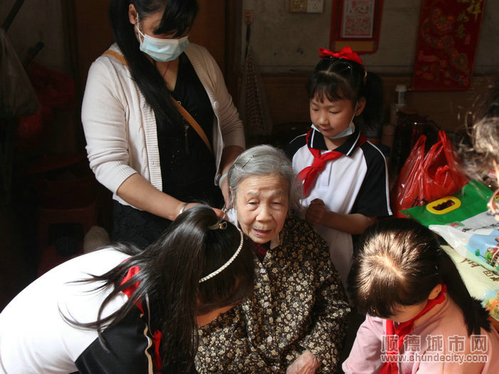 蘇溪小學組織學生慰問村內長者。_1.JPG