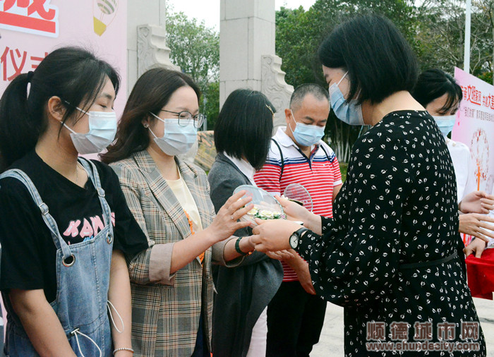 大良街道辦事處副主任、婦聯主席張璐為最美家庭頒獎。.jpg