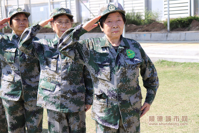 梁海冰敬軍姿.JPG