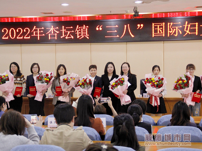 3杏壇鎮(zhèn)副鎮(zhèn)長、鎮(zhèn)婦聯(lián)主席伍思思為先進(jìn)個(gè)人頒獎(jiǎng)。.jpg