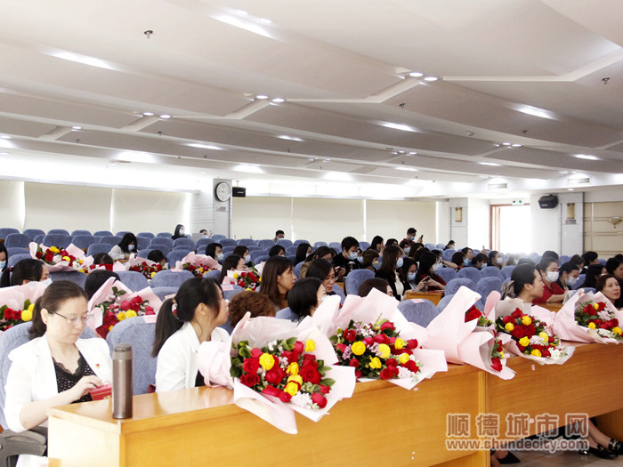 5會(huì)議現(xiàn)場被鮮花簇?fù)怼?jpg