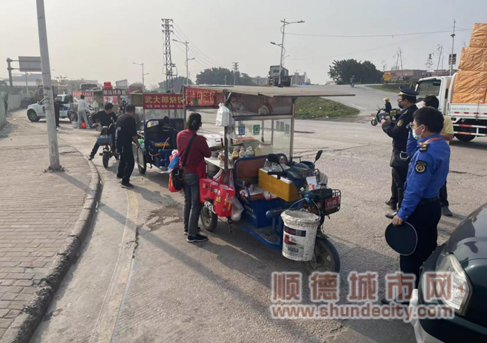 堵塞馬路的攤位長隊_副本.png
