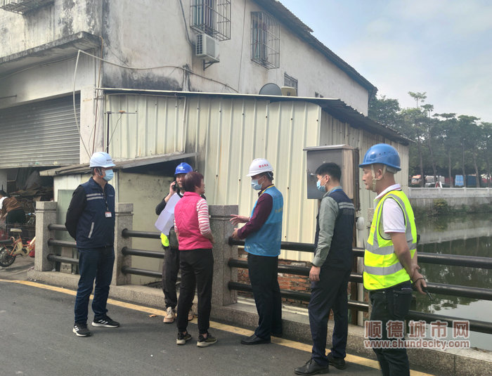 執法組工作人員馬不停蹄對槎涌村剩余涉水違建事主進行釋法教育。.jpg
