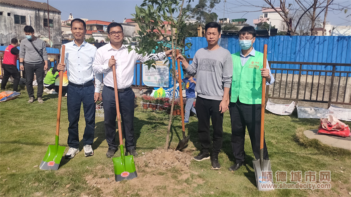 齊心協(xié)力，共同植樹。.jpg