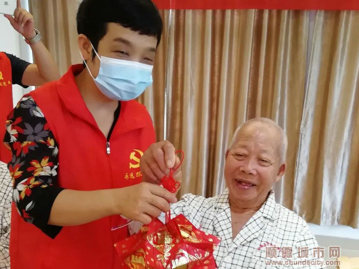 李鳳娣和醫(yī)養(yǎng)結(jié)合服務(wù)中心的老人。.jpg