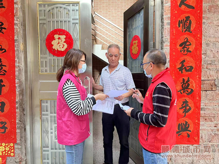 4黨員先鋒隊員落實“敲門”行動，發動老人接種疫苗。.jpg