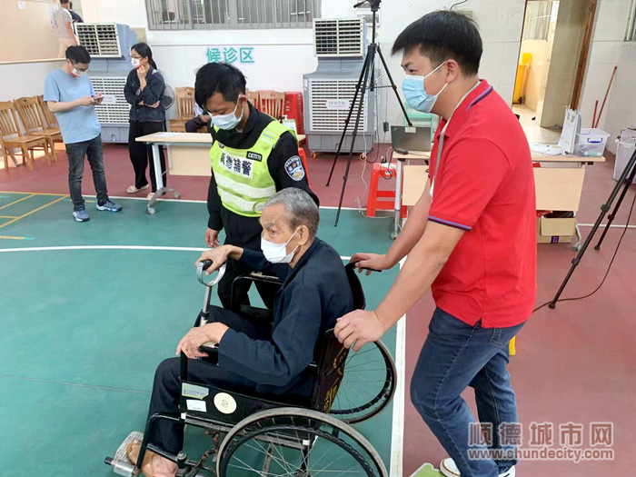 1志愿者在疫苗接種現場為老年人提供貼心服務。.jpg