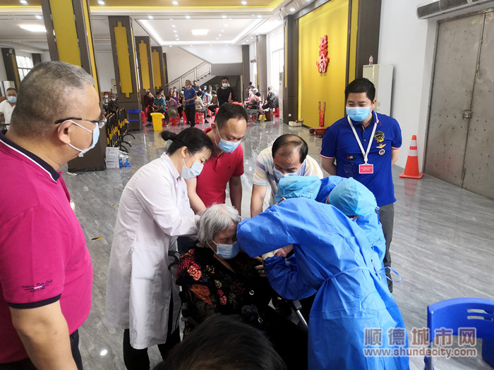 3龍江社區102歲老人在家屬陪同下完成首針接種。.jpg