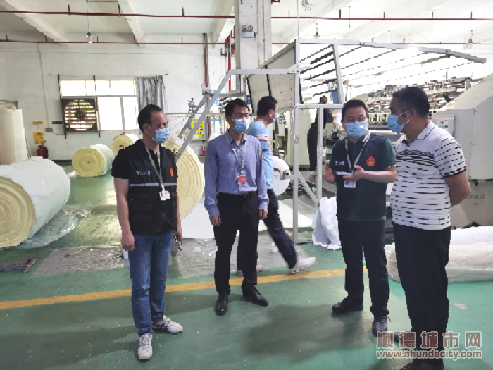聯合執法組檢查企業。.png