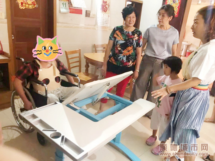 3女企業家協會為譚先生送去一張量身定制的繪畫桌。.jpg