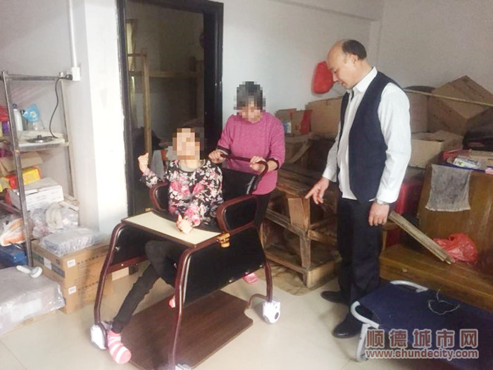 4這把特殊的椅子替張姨撐起一個家庭。.jpg