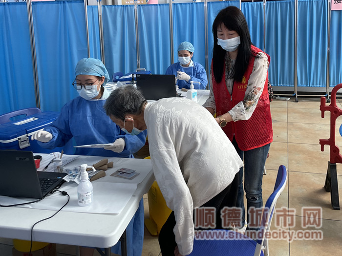 協助長者開展疫苗接種_副本.jpg