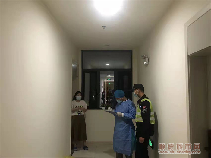 ”社區三人小組“在詢問居民出行信息.jpg