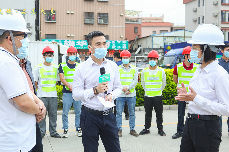 大良街道黨工委副書記、辦事處主任李少玲（右一）對工作提出要求。.jpg