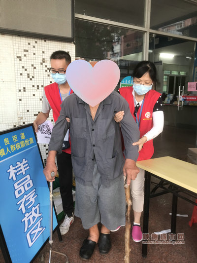陳紋姬攙扶長者做核酸檢測.jpg