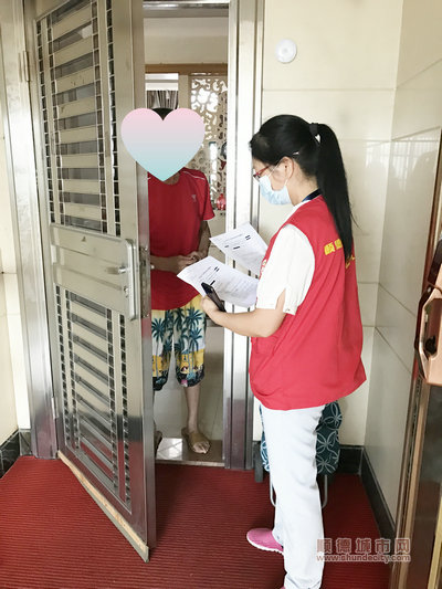 陳紋姬上門為居民做流調.jpg
