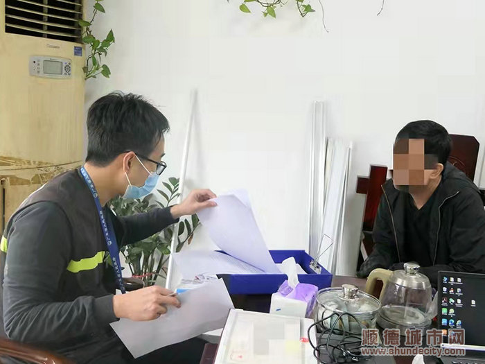執法人員查看涉水企業相關證件。.jpg