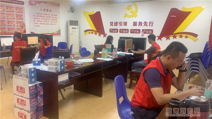 鎮黨群先鋒隊成員協助均安社區開展疫情流調工作.jpg
