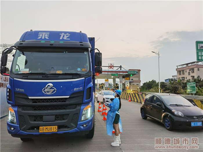 黨群先鋒隊成員參與高速服務站點值守2.jpg