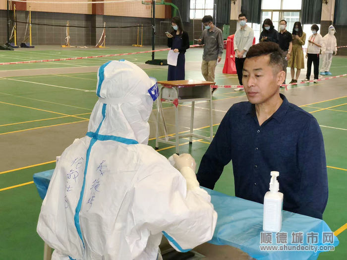 3李艷婷和同事在學校為全校師生進行核酸采樣。.jpg
