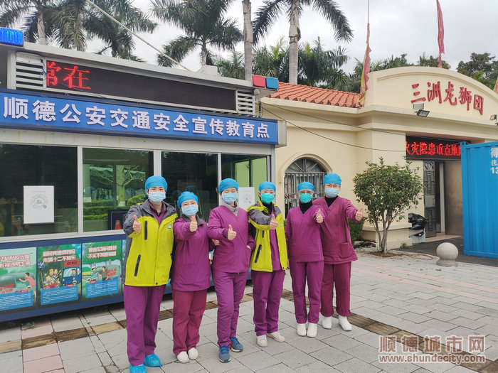 4社區(qū)醫(yī)護人員完成大規(guī)模核酸采樣后勤工作。.jpg