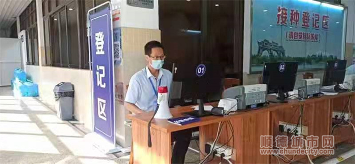 朱銳銓在維護疫苗接種設備。（圖片來源受訪者）.jpg