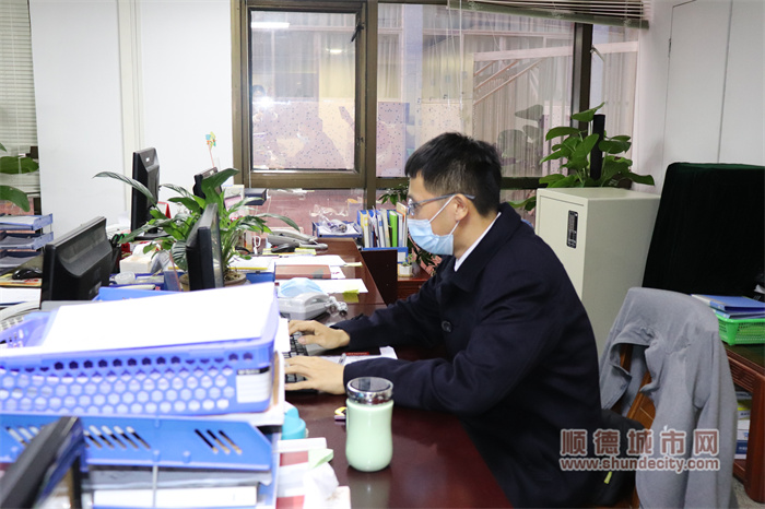 朱銳銓桌面上堆放著厚厚的文件.JPG