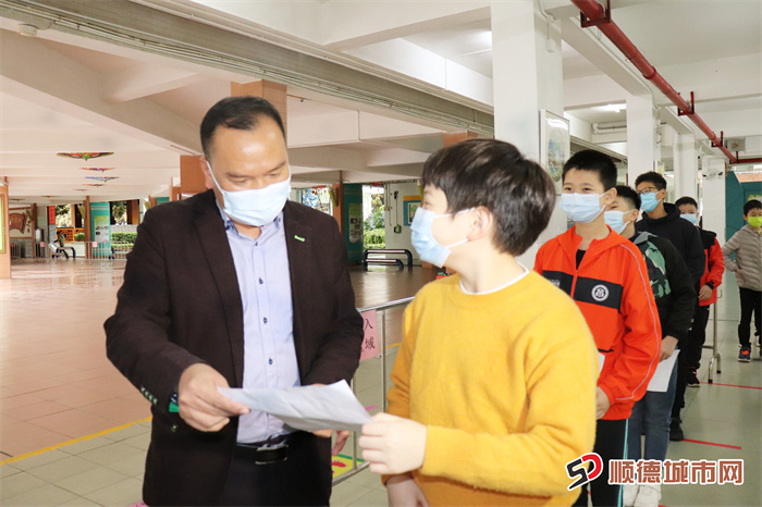 溫偉球在與學生交流.JPG