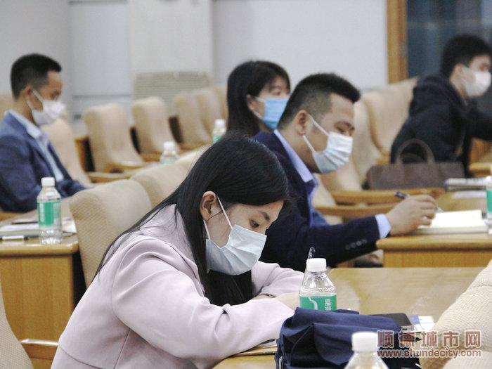 2現(xiàn)場的企業(yè)代表認真記錄。.JPG