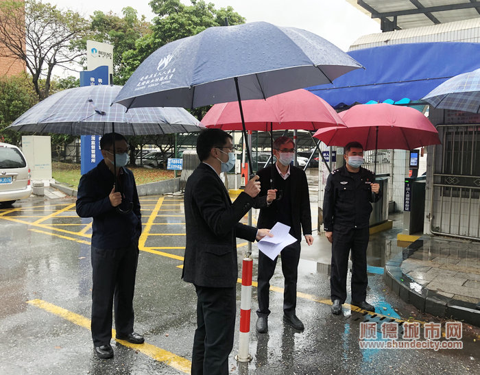 北滘鎮設計城社區黨委副書記何兆沖匯報相關情況。.jpg
